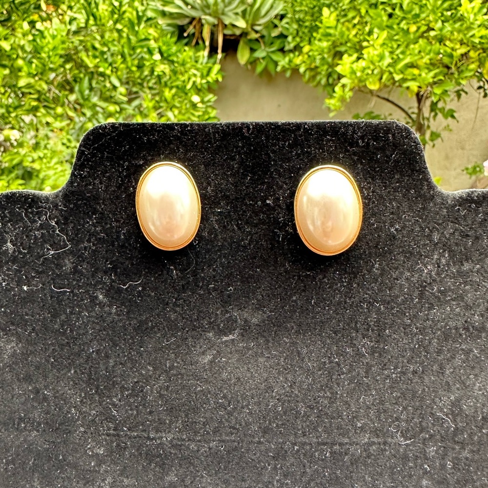 Vintage Pearl-like Studs
